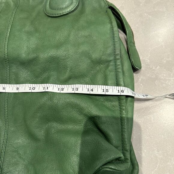 BULGA Green Shoulder Bag with Casual Design and Spacious Interior - Picture 4 of 12